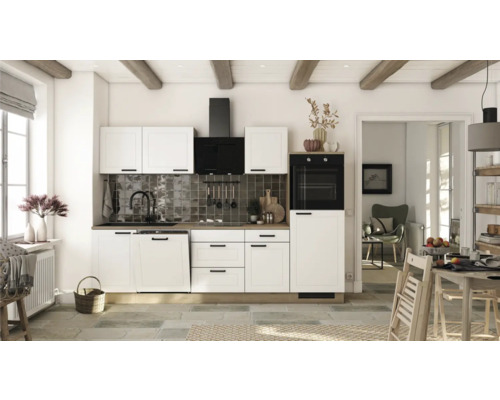 Cuisine claire avec armoires blanches, hotte aspirante et four encastrable.