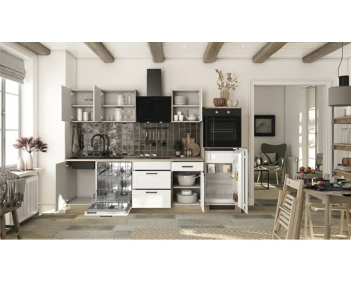 Cuisine claire avec placards intégrés, lave-vaisselle, évier, plaque de cuisson, hotte aspirante, four et réfrigérateur