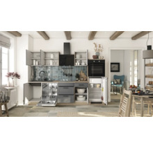 Cuisine claire avec armoires de cuisine, lave-vaisselle, réfrigérateur, cuisinière et hotte.