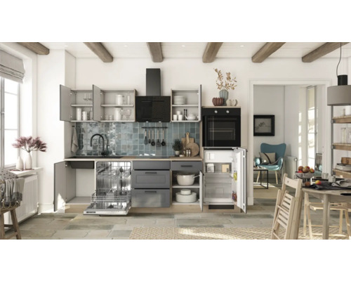 Cuisine claire avec armoires de cuisine, lave-vaisselle, réfrigérateur, cuisinière et hotte.