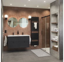 Modernes Badezimmer mit Waschtisch, Spiegeln, Handtuchwärmer und Dusche