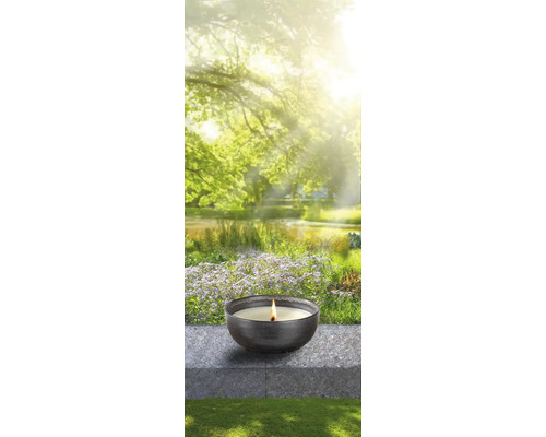 Bougie dans un bol devant un fond de jardin