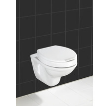 WC suspendu à fond creux devant un fond de carreaux noirs