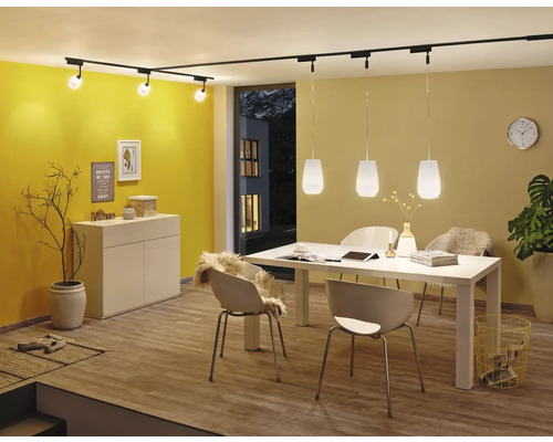 Salle à manger avec table, chaises et système d''éclairage