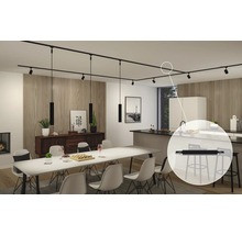 Intérieur avec table à manger, îlot de cuisine et système de rails d''alimentation noirs avec spots et suspensions.