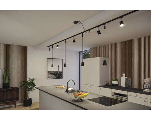 Moderne Küche mit schwarzem Schienensystem und Strahlern zur Beleuchtung der Arbeitsfläche