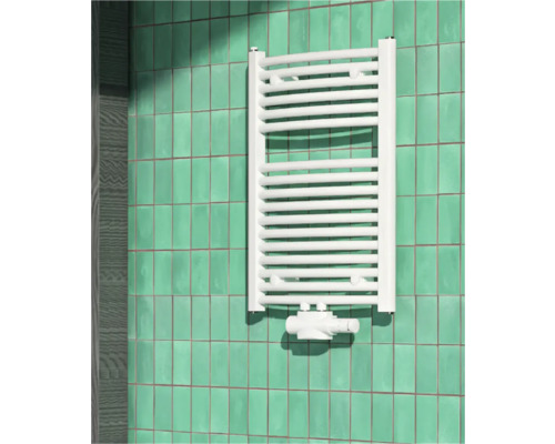 Rotheigner Badheizkörper SWING-M 690x445 mm weiß mit Mittelanschluß Weißer Handtuchheizkörper ist an der Wand montiert.