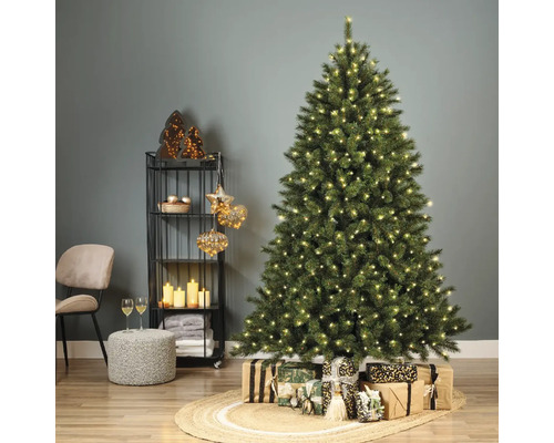 Sapin de Noël avec éclairage et cadeaux dans un salon décoré pour les fêtes.