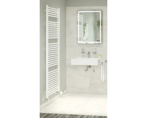 Salle de bains avec sèche-serviettes, lavabo et miroir