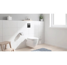 Modernes Badezimmer mit Wand-WC, Betätigungsplatte und Ablagefläche