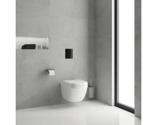 Modernes Badezimmer mit wandhängendem WC, Toilettenbürste und Betätigungsplatte.