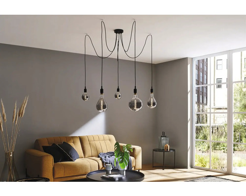 Wohnzimmer mit Pendelleuchte mit mehreren Lampen und Sofagarnitur