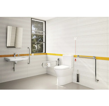 Barrierefreies Badezimmer mit Toilette, Waschbecken und Haltegriffen für Menschen mit eingeschränkter Mobilität