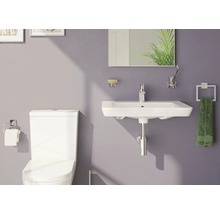 Badezimmeransicht mit Toilette, Waschbecken und Spiegel