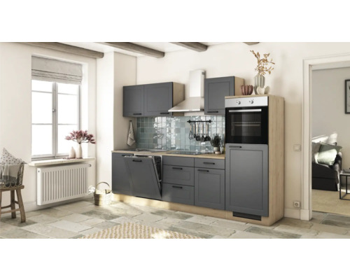 Küche im Landhausstil mit grauen Schränken, Spülmaschine, Ofen und Arbeitsplatte aus Holz