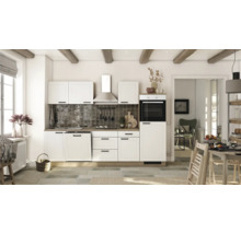 Cuisine claire avec armoires blanches, hotte aspirante et four