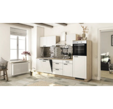 Cuisine claire avec armoires blanches, lave-vaisselle et four