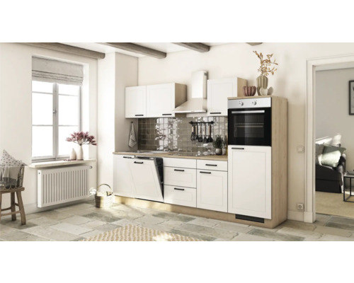 Cuisine claire avec armoires blanches, lave-vaisselle et four