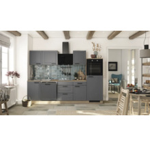 Cuisine lumineuse avec armoires grises, plans de travail en bois et carrelage