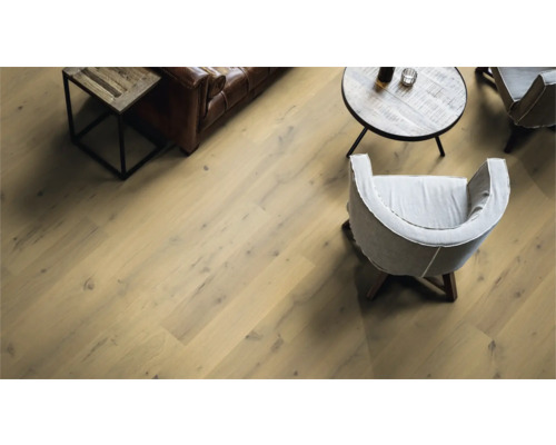 Plancher en bois clair dans un salon avec des meubles