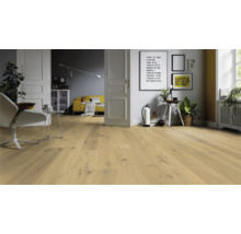 Pièce lumineuse avec plancher en bois, fauteuil, canapé et décorations