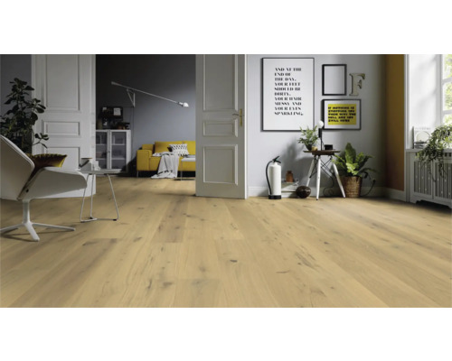 Pièce lumineuse avec plancher en bois, fauteuil, canapé et décorations