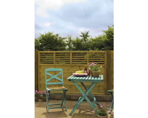 Gartenszene mit Holzzaun, Tisch und Stuhl