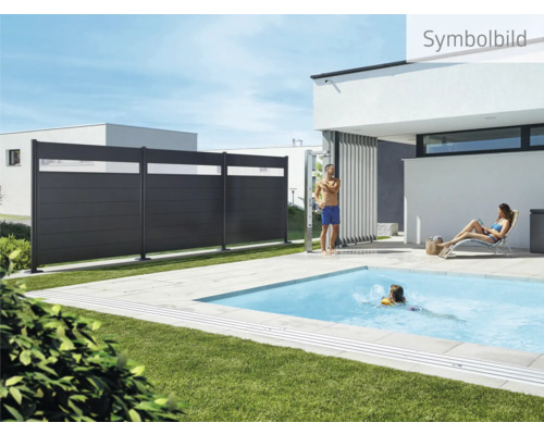 Scène avec pare-vue, piscine et personnes se détendant dans le jardin