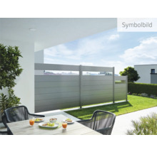 Scène de jardin avec clôture brise-vue et salon de jardin sur la terrasse