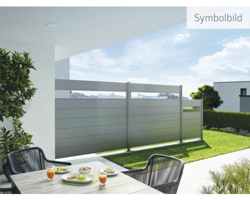 Scène de jardin avec clôture brise-vue et salon de jardin sur la terrasse
