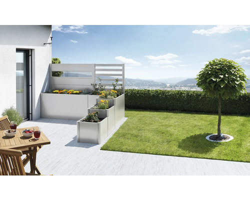 Jardin avec escalier de plates-bandes surélevées, pelouse et arbre