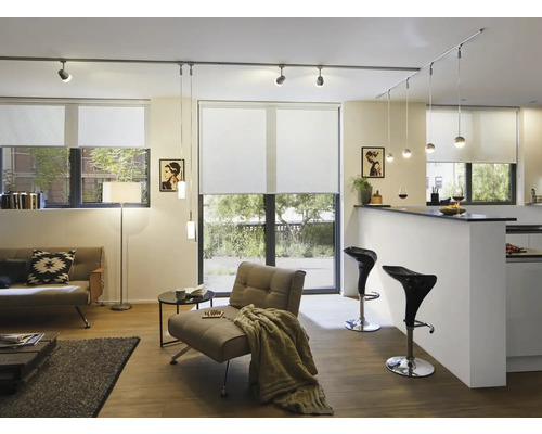 Espace de vie lumineux avec stores aux fenêtres, sièges et système d''éclairage