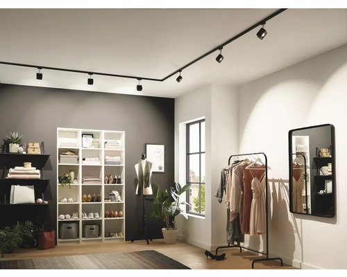 Dressing avec étagères, portant à vêtements, miroir et système de rails avec spots