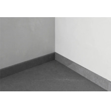 Coin d''une pièce avec carrelage au sol et plinthes