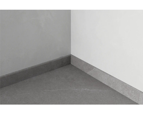 Ecke mit Sockelleisten und Bodenfliesen