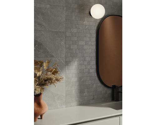 Moderne Badezimmergestaltung mit grauen Fliesen in Steinoptik und Mosaikfliesen