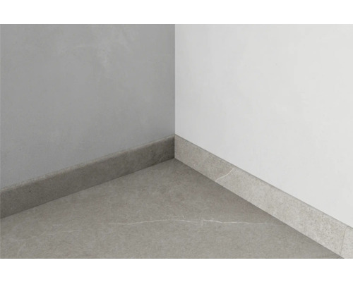 Ecke eines Raumes mit Sockelleisten