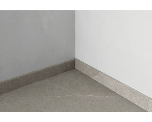 Plinthe en céramique dans le coin d''une pièce