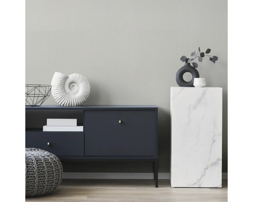 Exemple d''aménagement intérieur avec commode, socle en marbre et objets de décoration dans une pièce lumineuse.