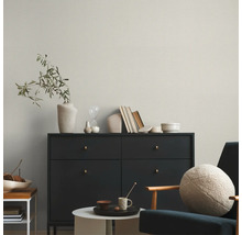 Wohnzimmer mit Kommode, Sessel und dekorativen Elementen für ein stilvolles Interieur