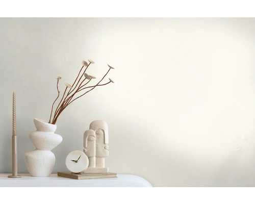 Dekoratives Stillleben mit Vase, Zierpflanze, Kerze, Skulptur und Uhr