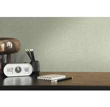 Papier peint textile dans un salon avec bureau, lampe, horloge, stylos et bloc-notes