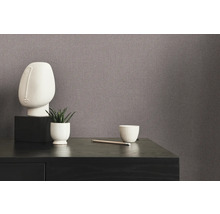 Gros plan d''une table décorée devant un papier peint texturé