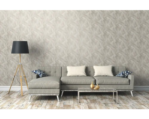 Salon avec canapé gris, lampadaire et papier peint à motifs