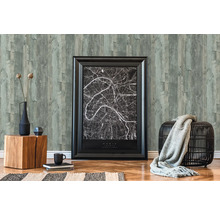 Intérieur décoratif avec papier peint à lambris en bois, carte encadrée, tabouret et accessoires pour la maison