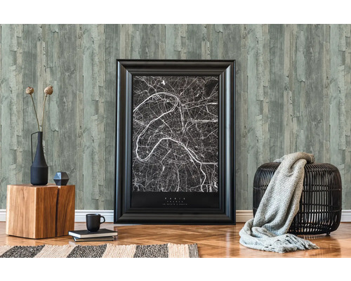 Dekoratives Interieur mit Holzpaneel-Tapete, gerahmter Karte, Hocker und Wohnaccessoires