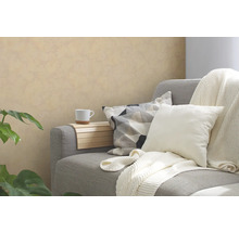 Canapé gris avec coussins, plaid, tablette d''accoudoir et tasse dans une pièce à vivre.