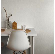 Espace de vie lumineux avec table, chaise, décoration et papier peint clair