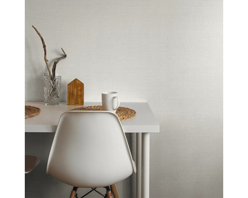 Heller Wohnraum mit Tisch, Stuhl, Dekoration und heller Tapete