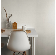 Papier peint à motifs clairs derrière une table à manger